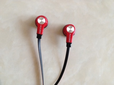 KL012时尚高档双色线手机耳机评测 重低音入耳式线控，厂家直销的高性价比之选